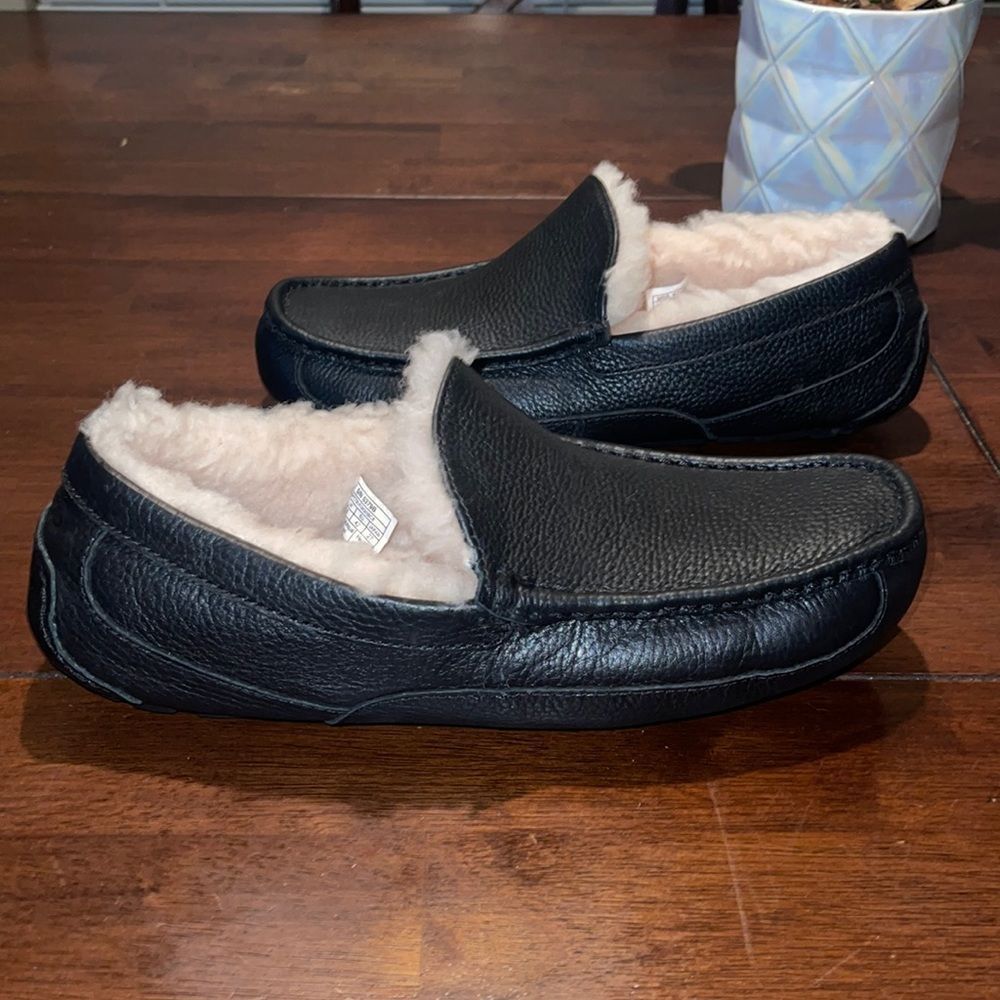 UGG Men’s Ascot Black Leather Slipper